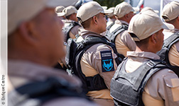 Mitglieder einer nichtstaatlichen Miliz in Mexiko stehen in Schusssicheren Westen Spalier